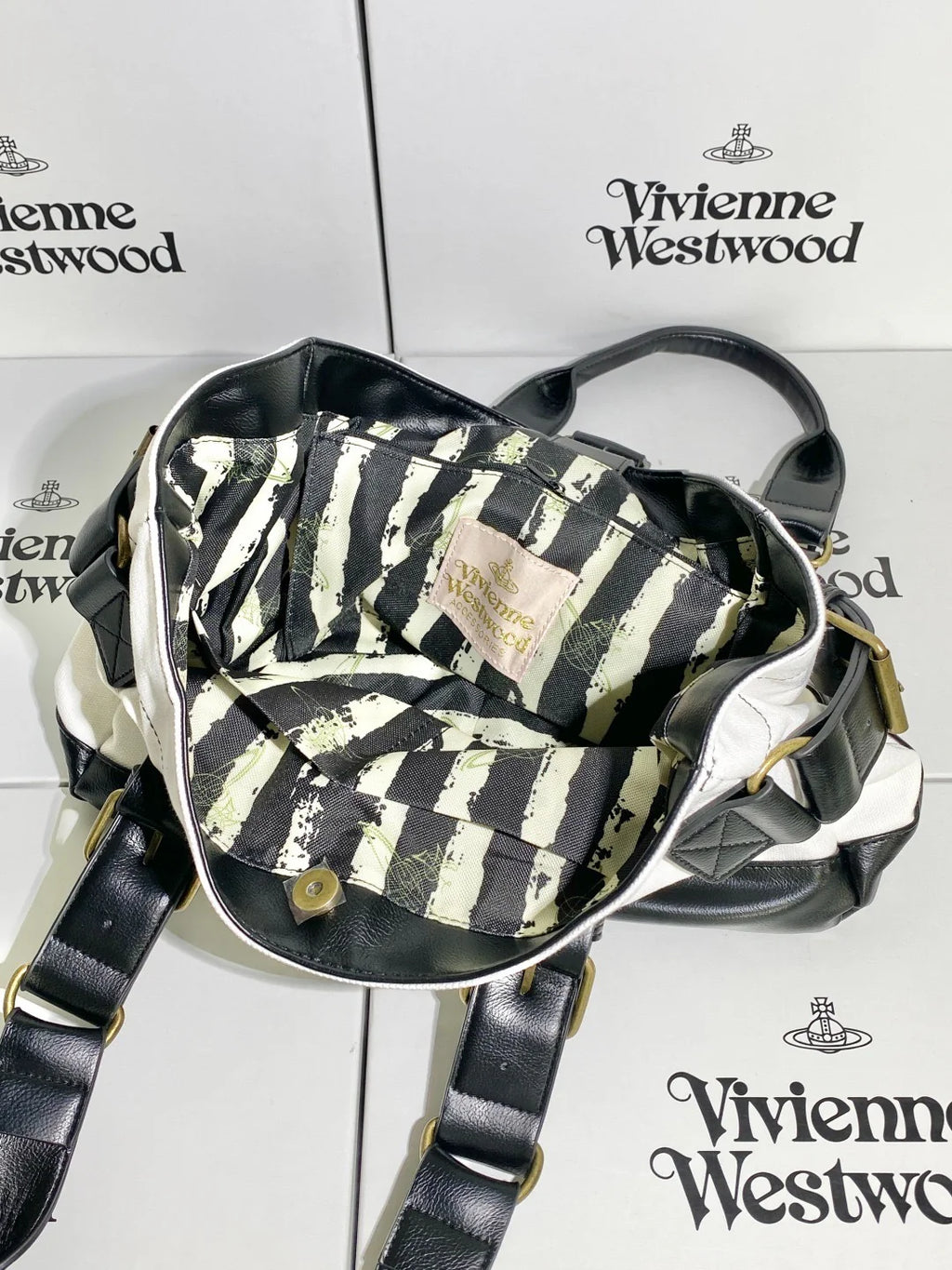 Bolso blanco y negro con logo estampado