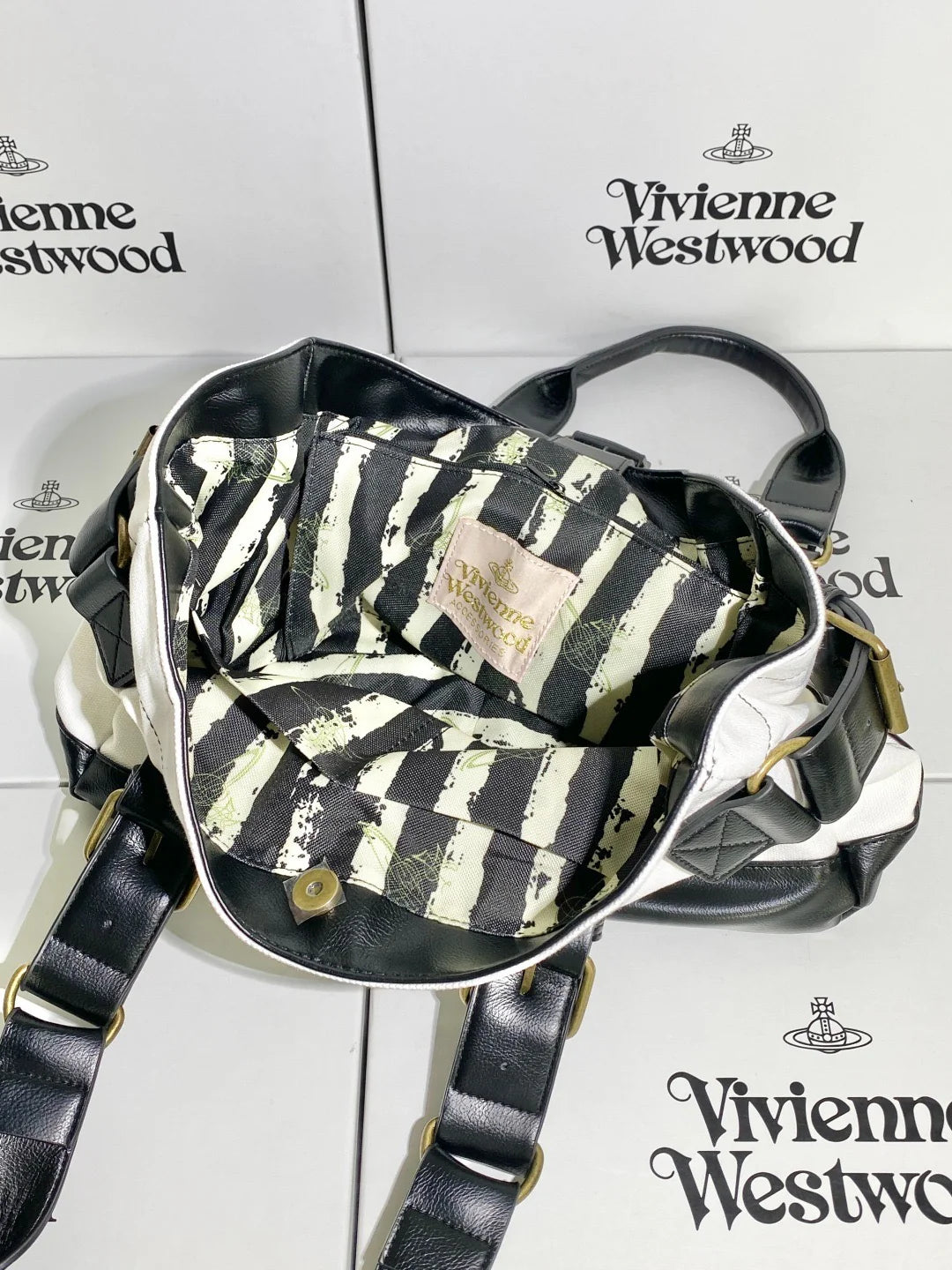 Bolso blanco y negro con logo estampado