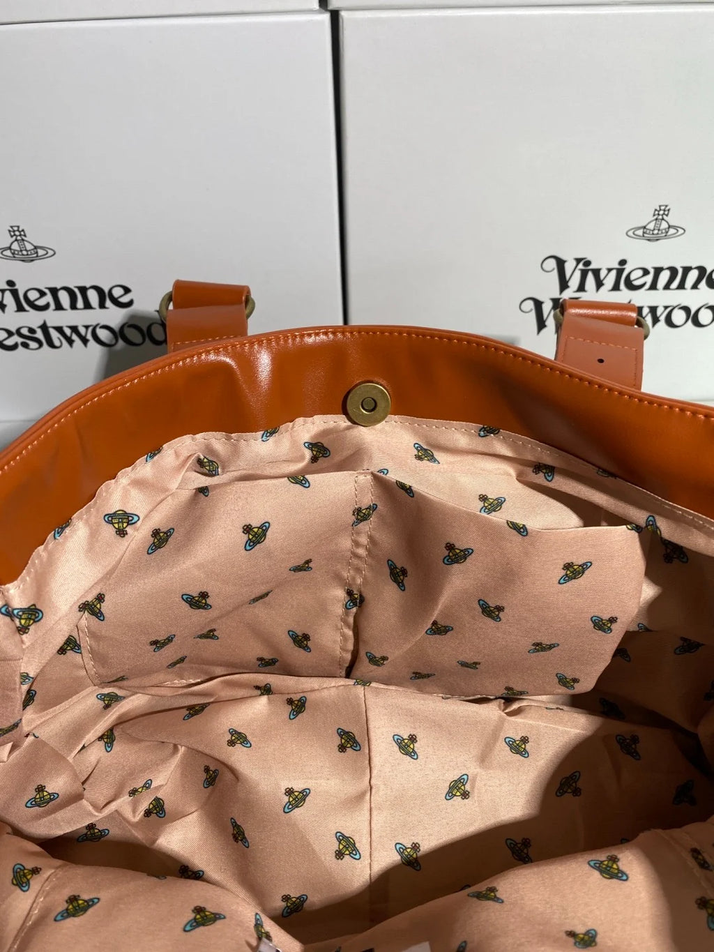Bolso marrón con logo estampado