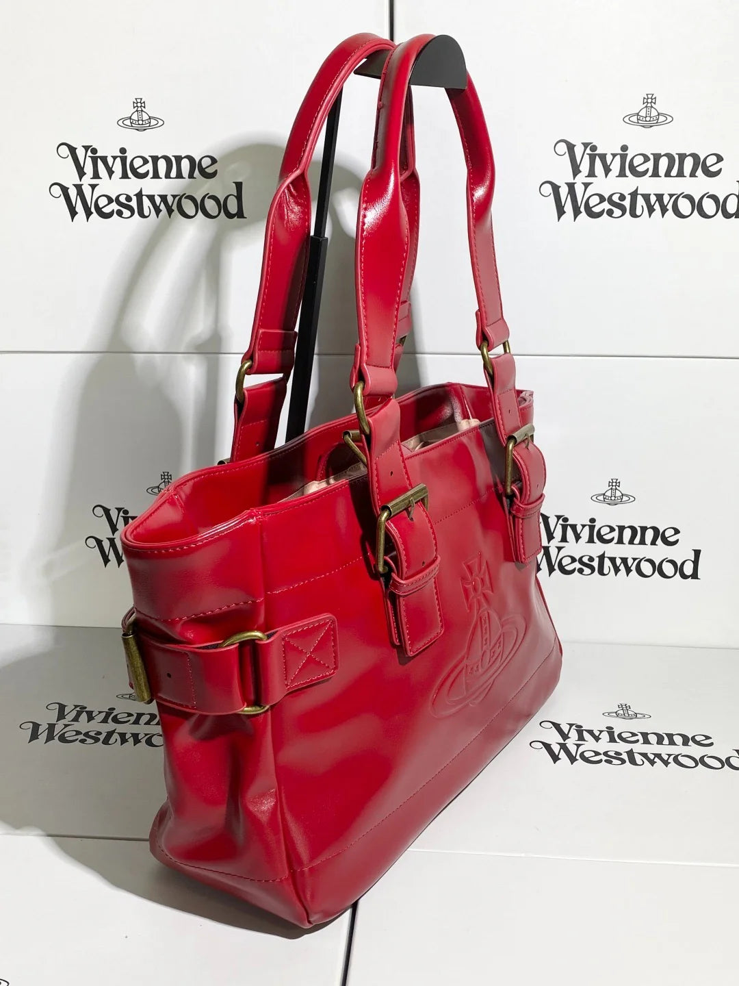 Bolso rojo con logo estampado