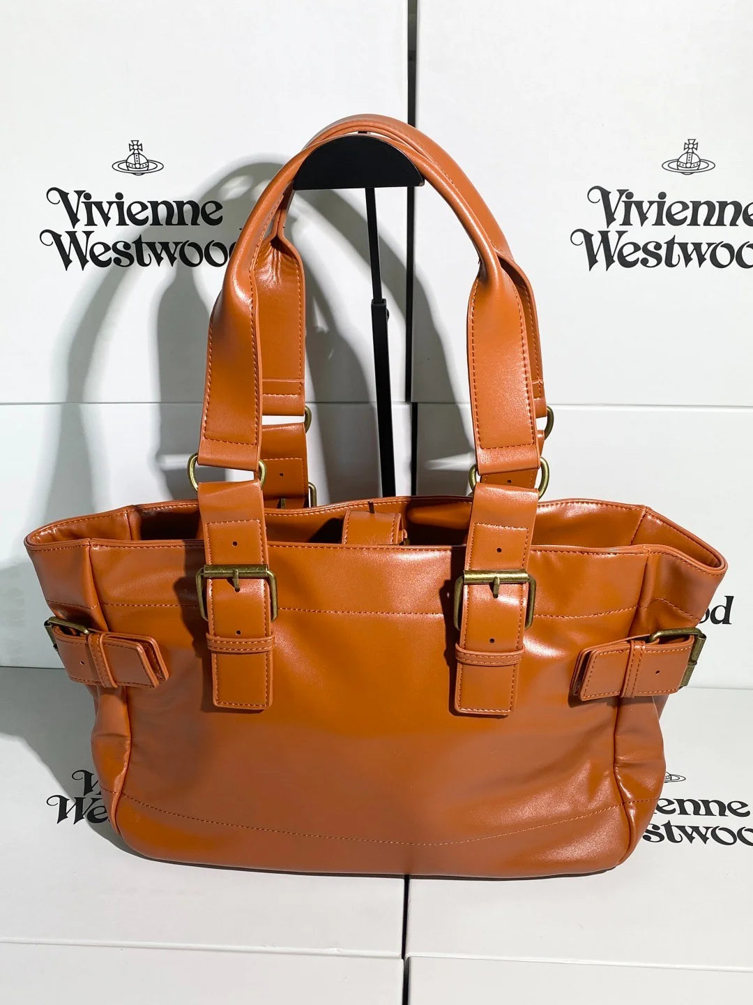 Bolso marrón con logo estampado