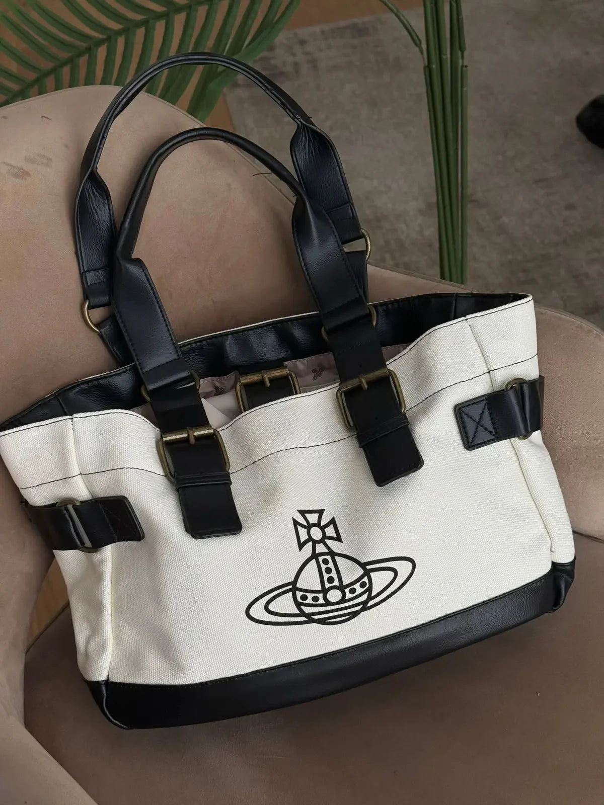 Bolso blanco y negro con logo estampado