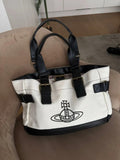 Bolso blanco y negro con logo estampado