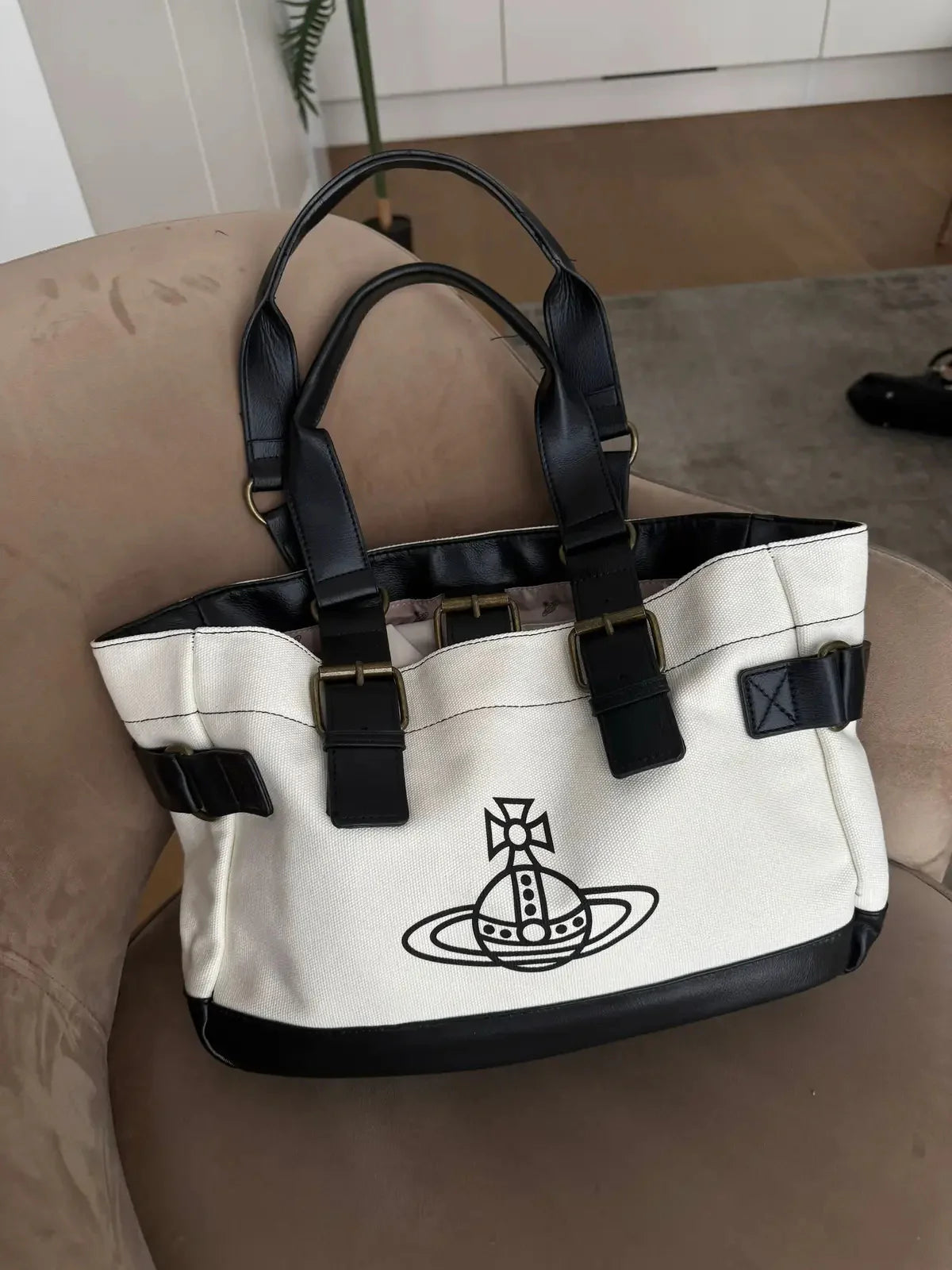 Bolso blanco y negro con logo estampado