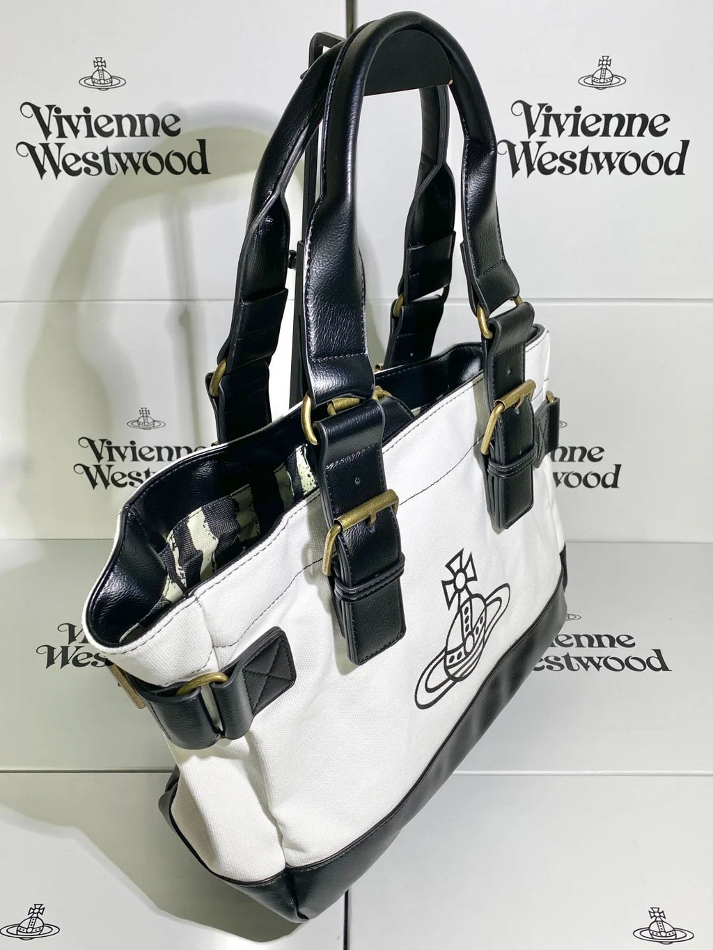 Bolso blanco y negro con logo estampado