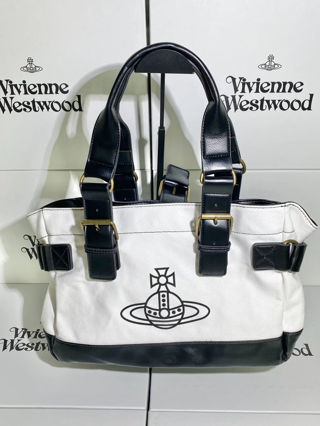 Bolso blanco y negro con logo estampado