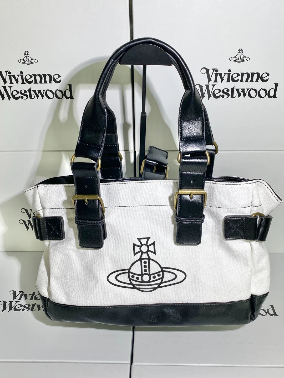 Bolso blanco y negro con logo estampado