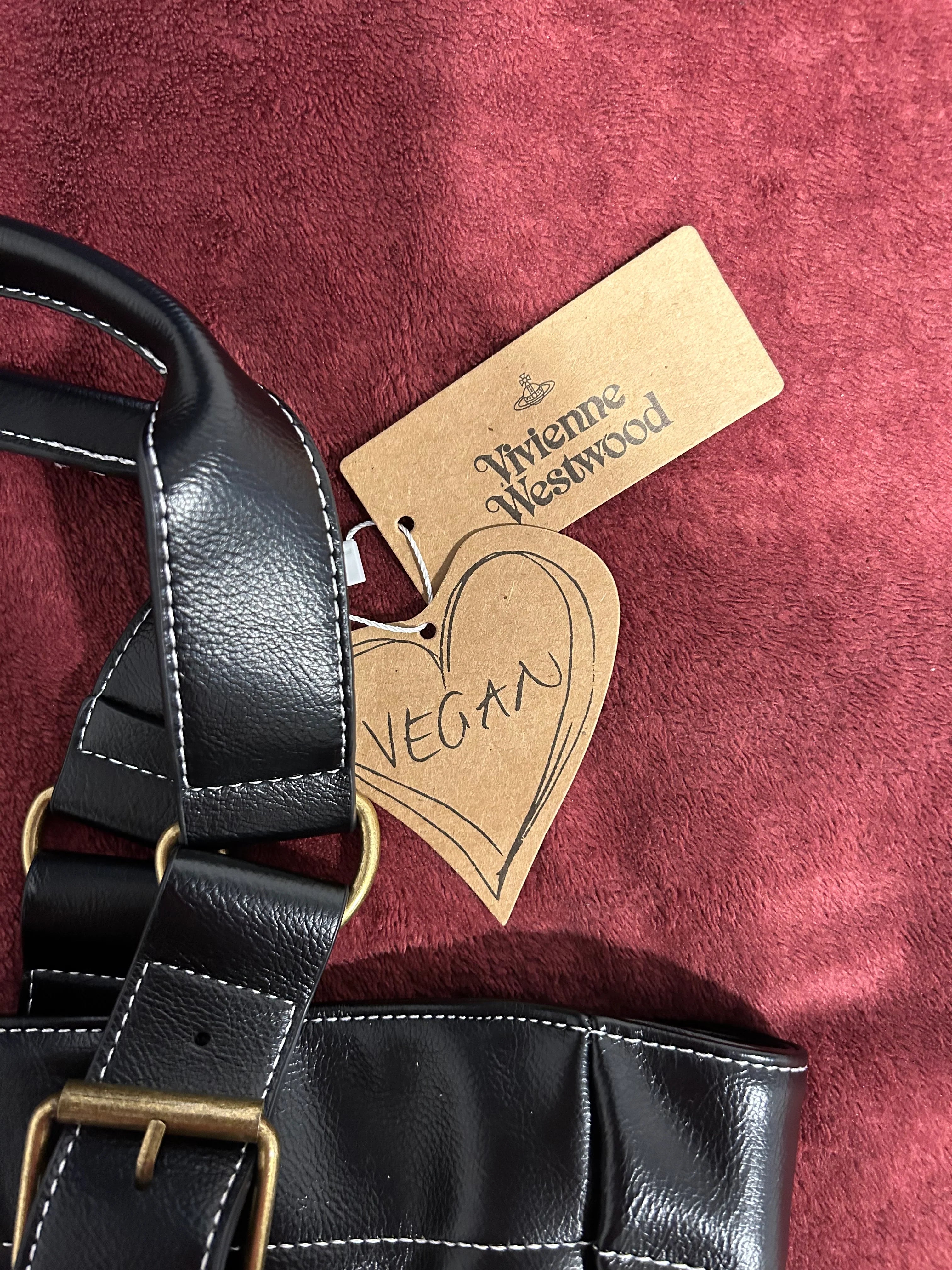 Bolso negro y dorado con logo estampado