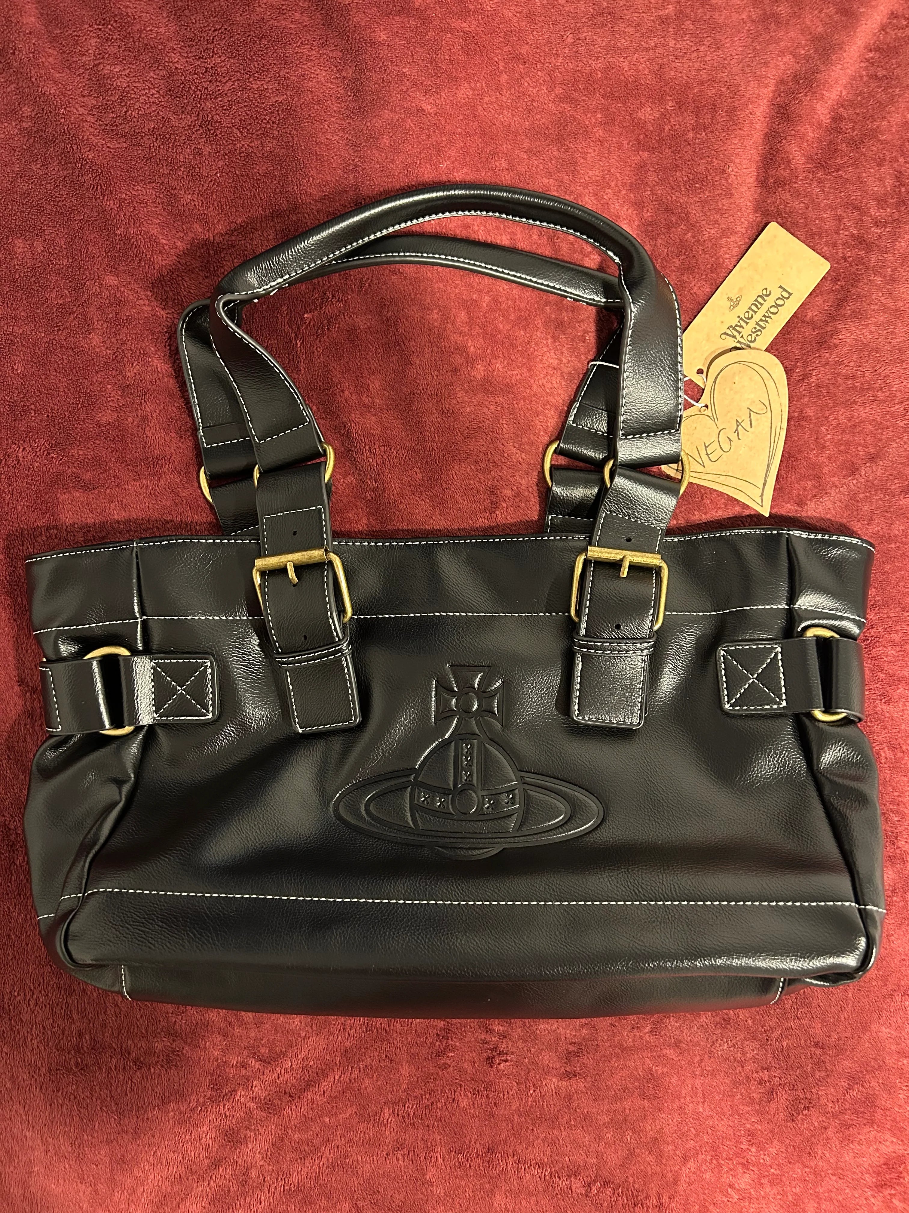 Bolso negro y dorado con logo estampado