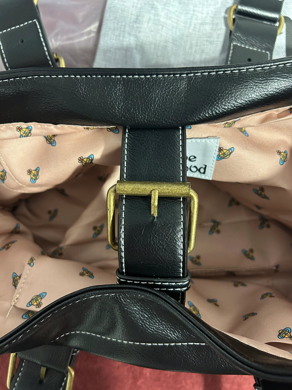 Bolso negro y dorado con logo estampado