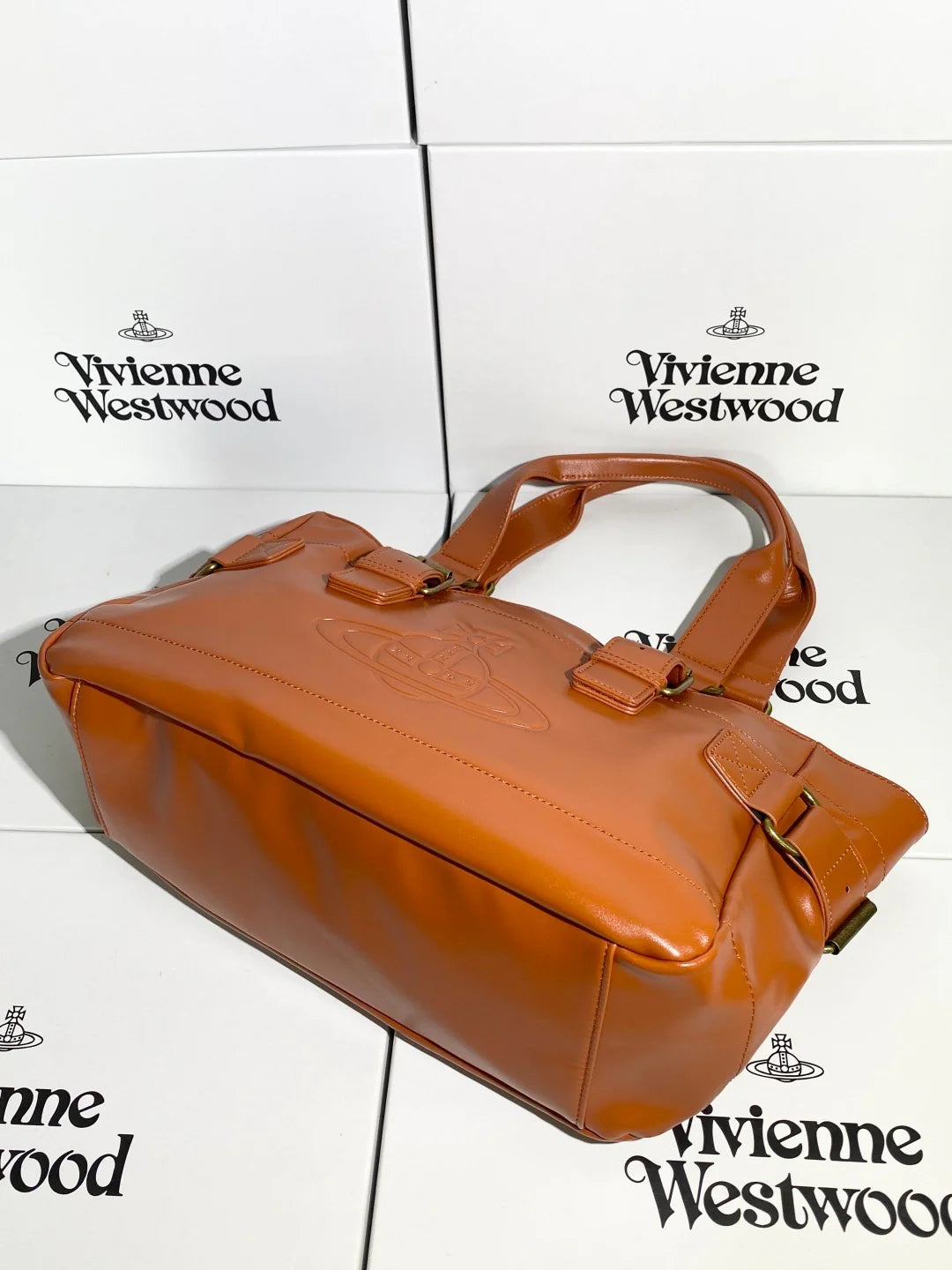 Bolso marrón con logo estampado