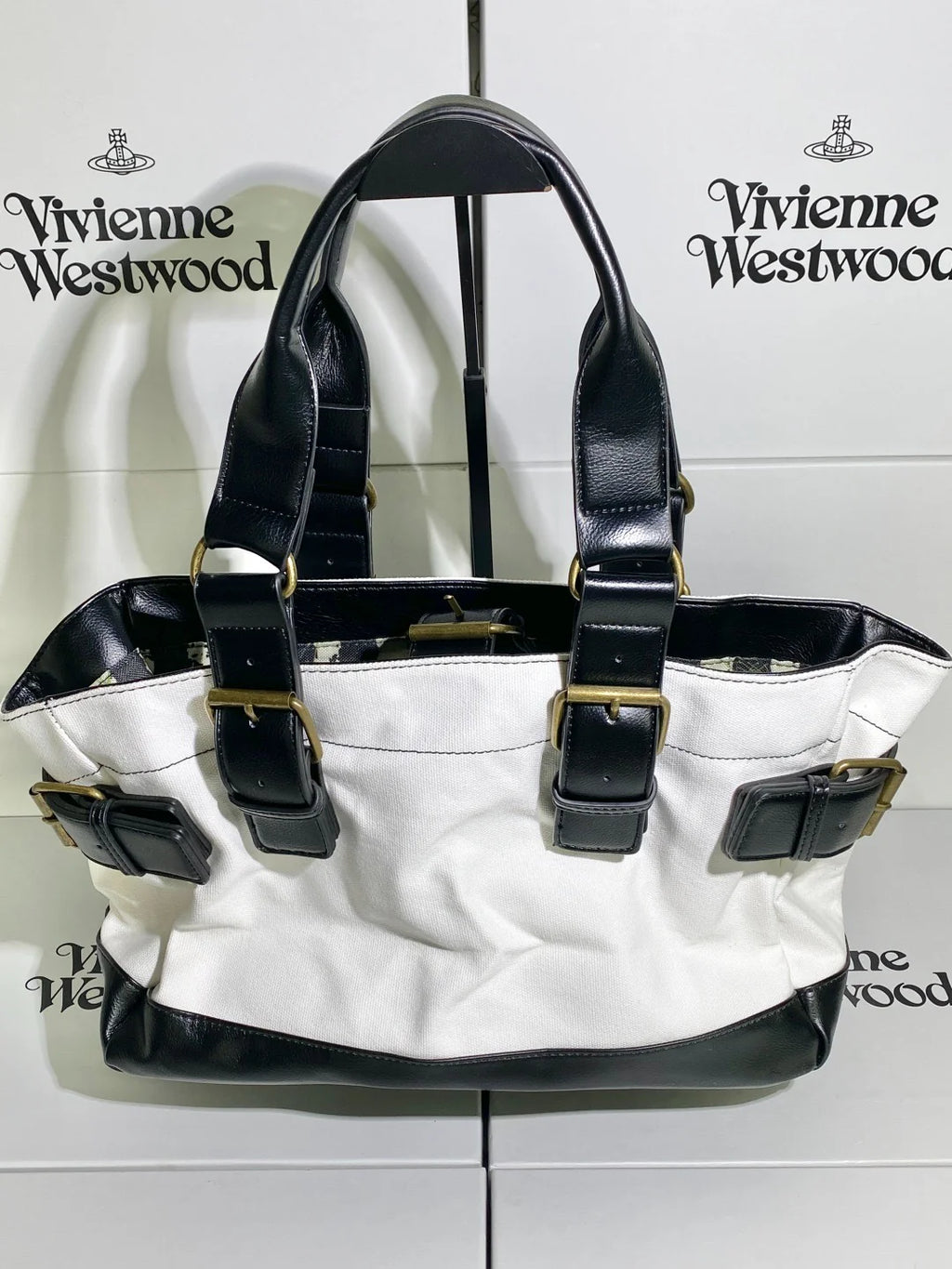 Bolso blanco y negro con logo estampado