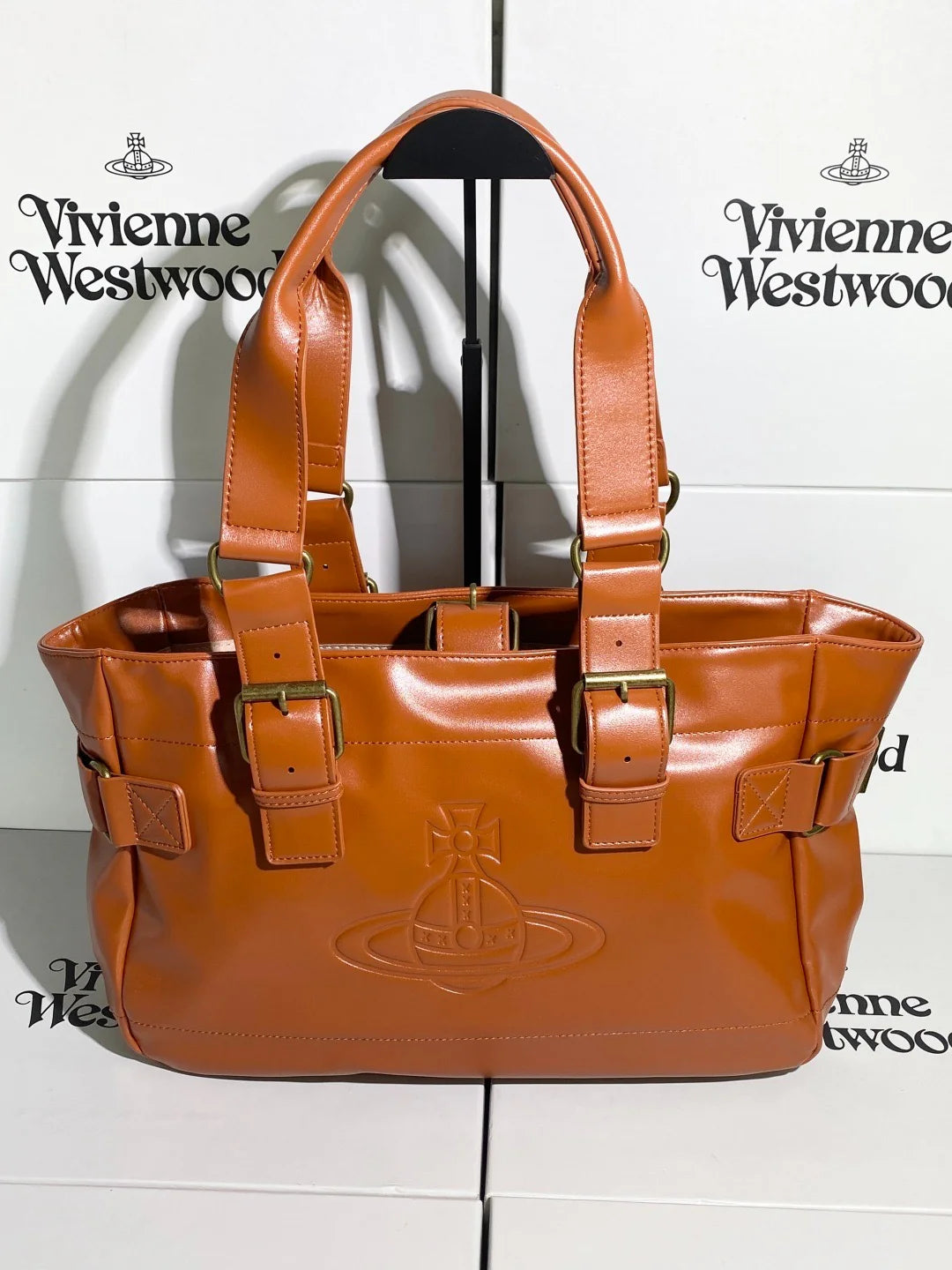 Bolso marrón con logo estampado