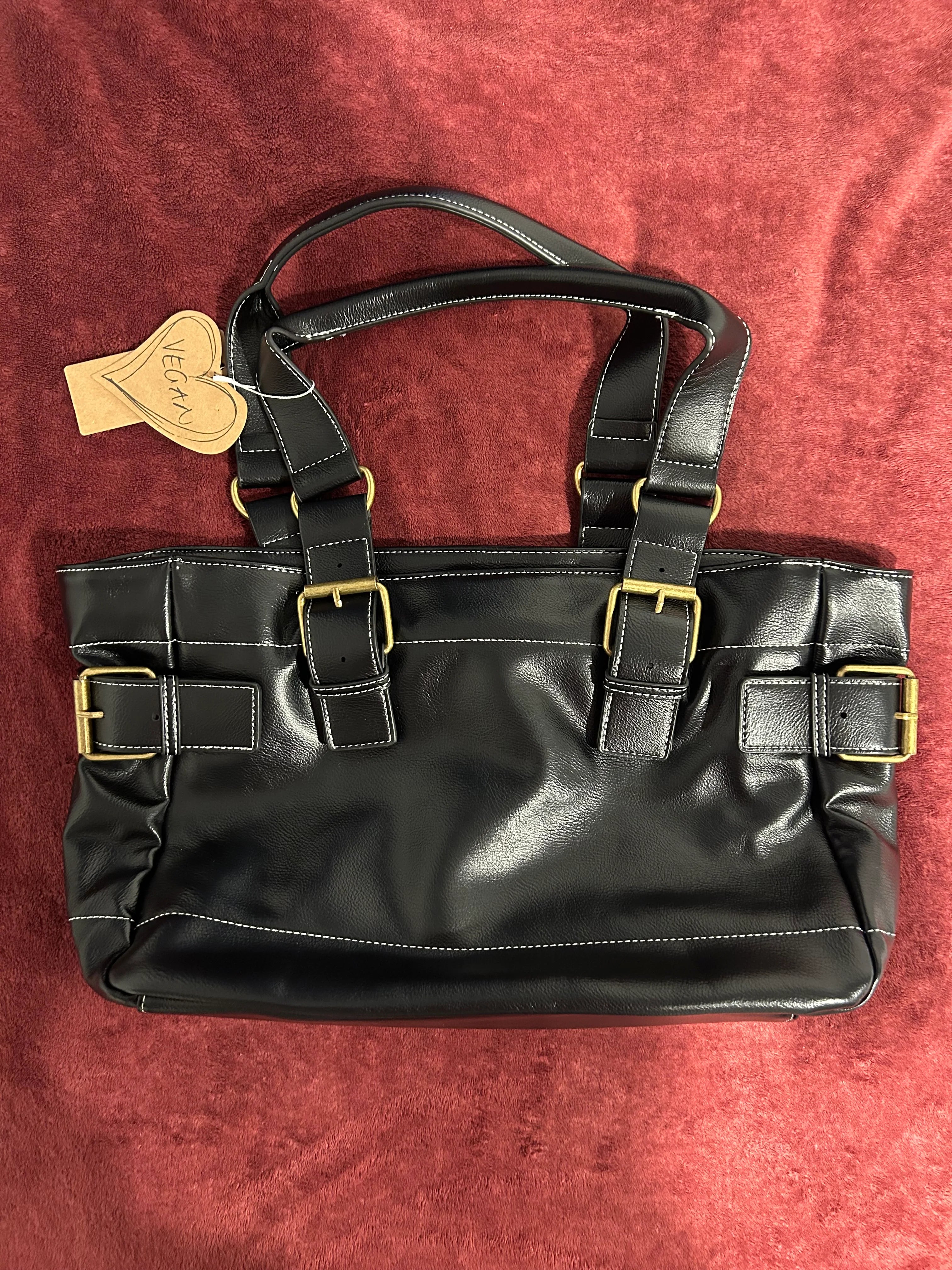 Bolso negro y dorado con logo estampado