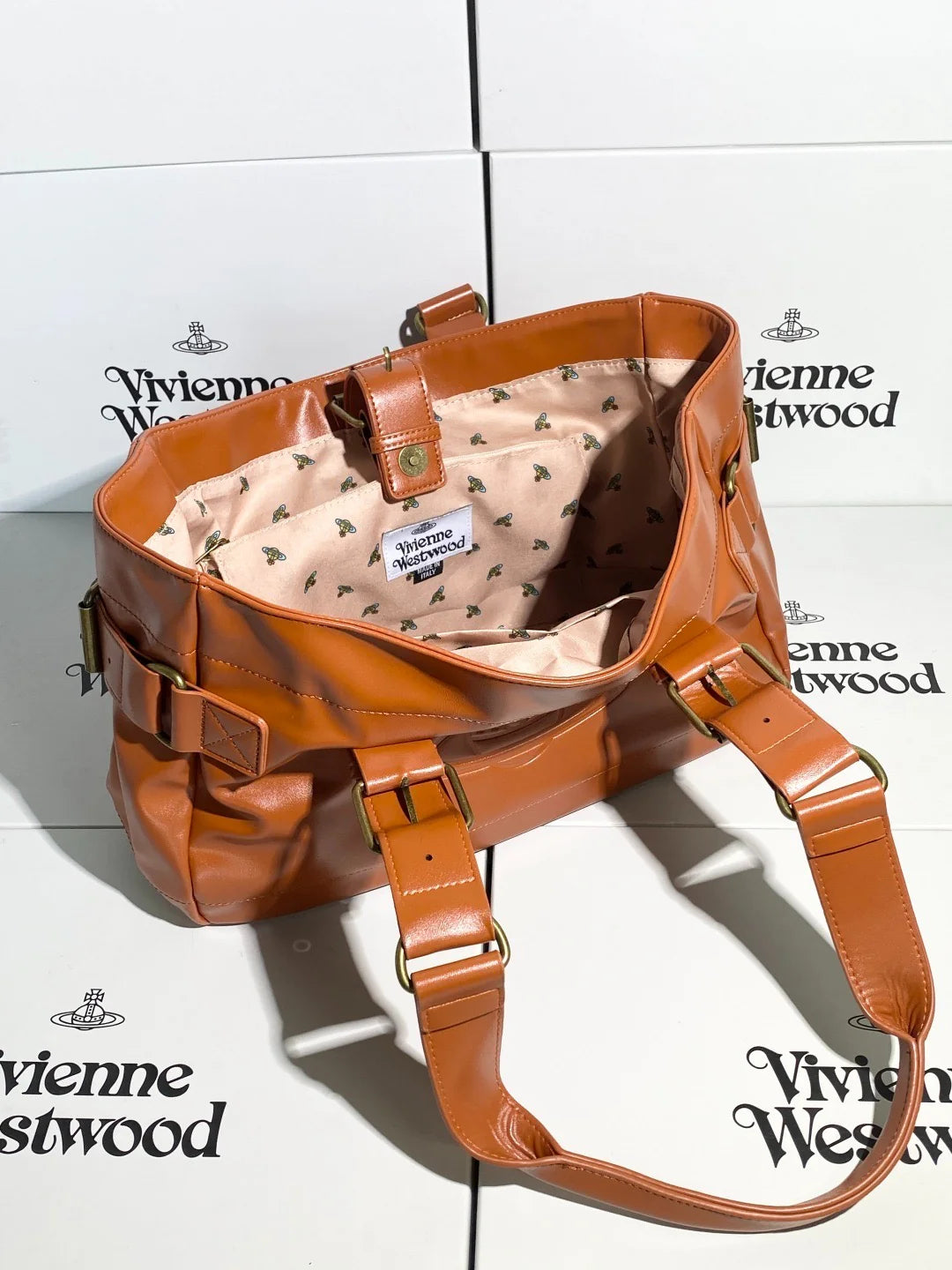 Bolso marrón con logo estampado