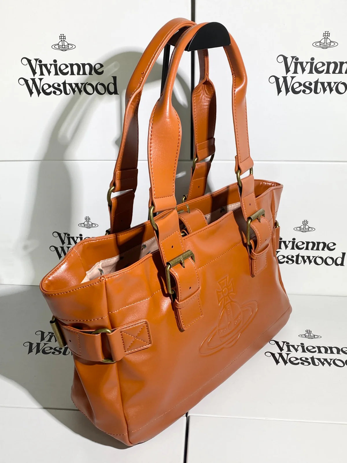 Bolso marrón con logo estampado