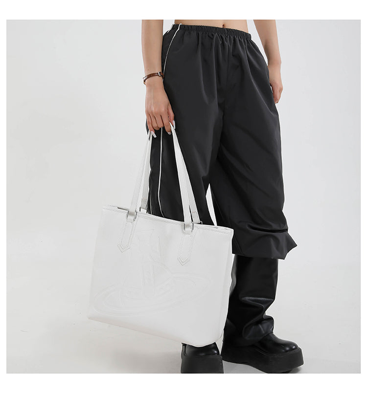 Bolso de hombro con logo estampado