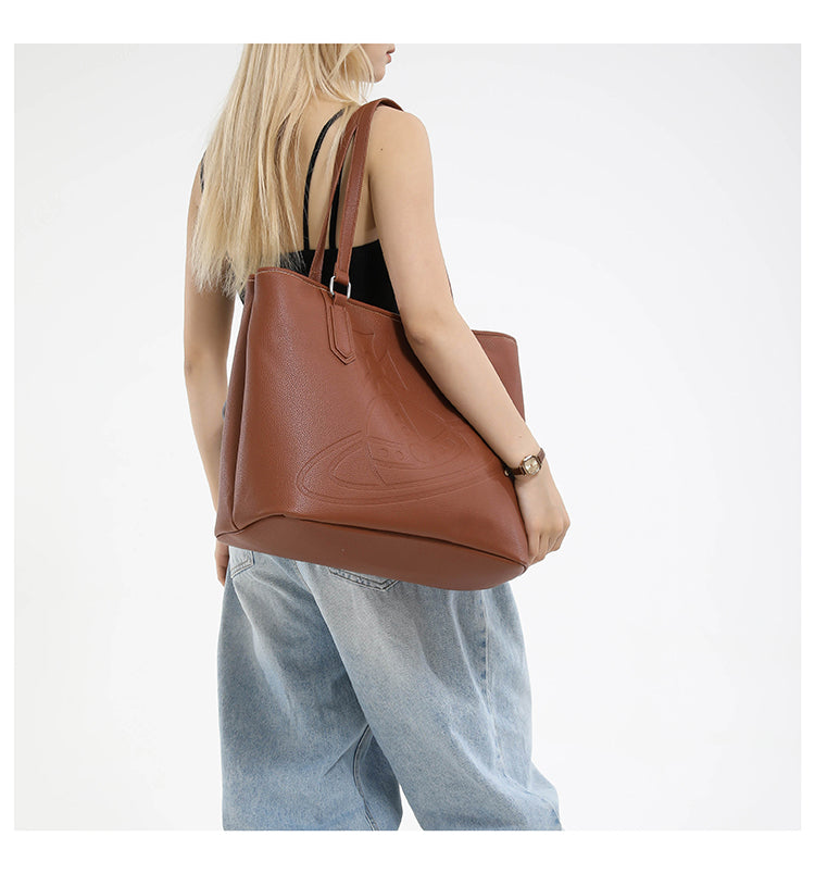 Bolso de hombro con logo estampado