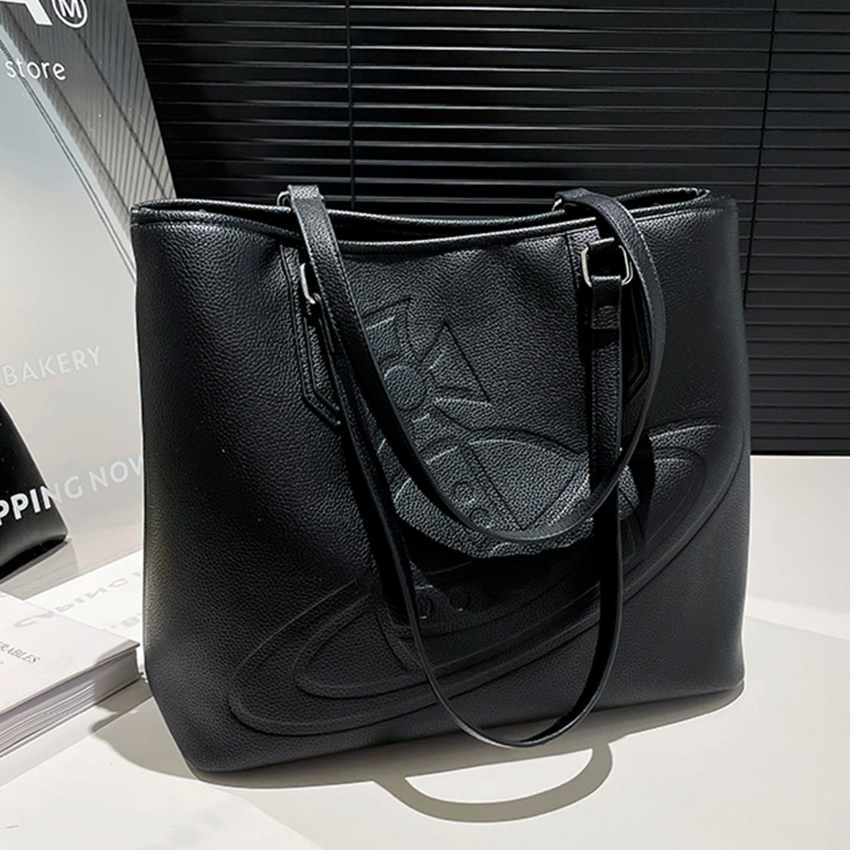 Bolso de hombro con logo estampado