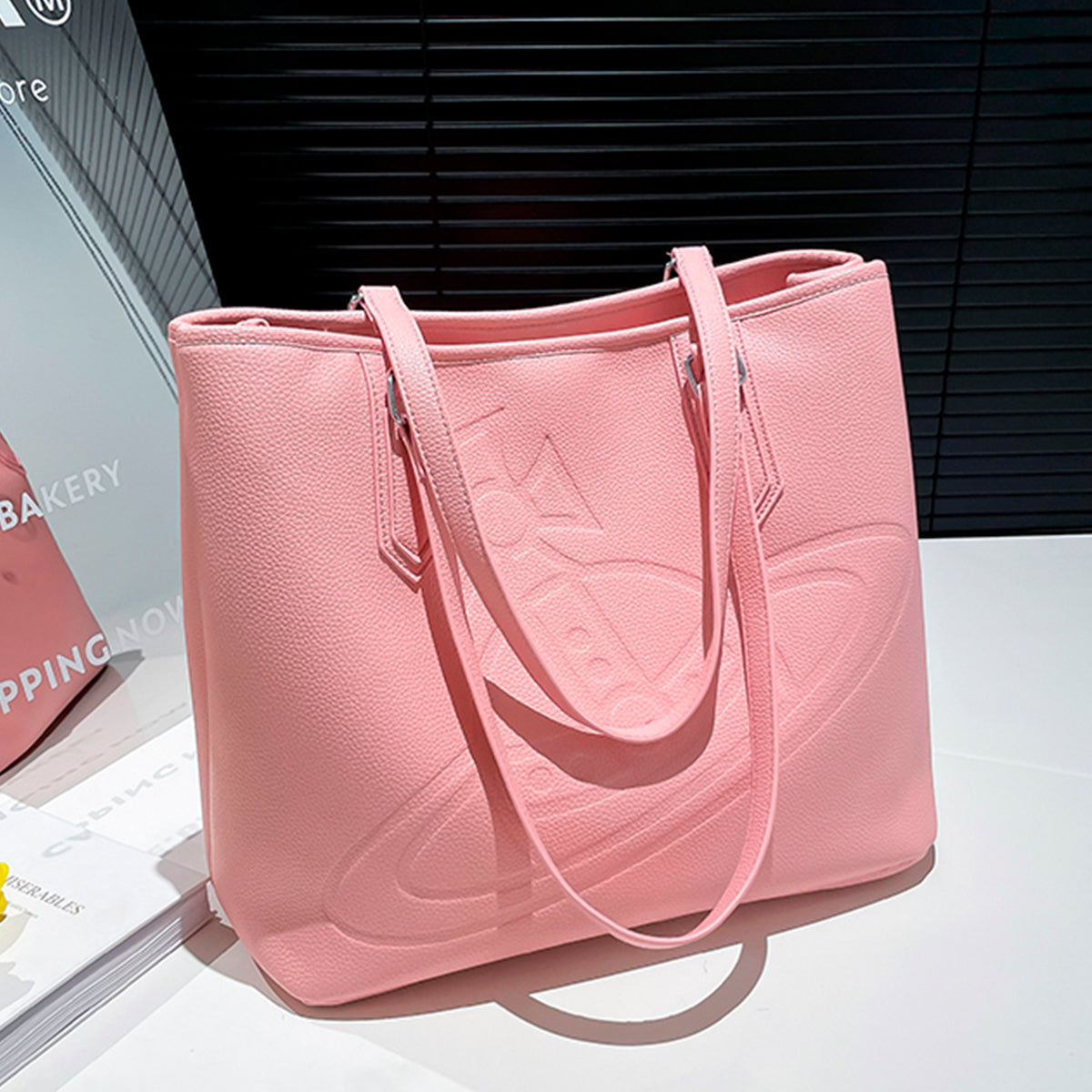 Bolso de hombro con logo estampado