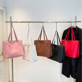 Bolso de hombro con logo estampado