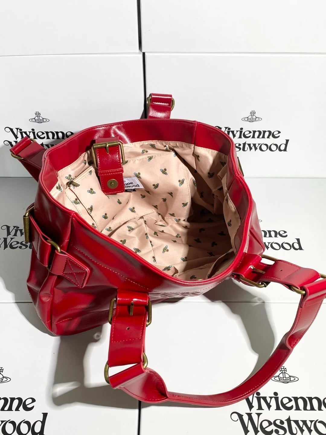 Bolso rojo con logo estampado