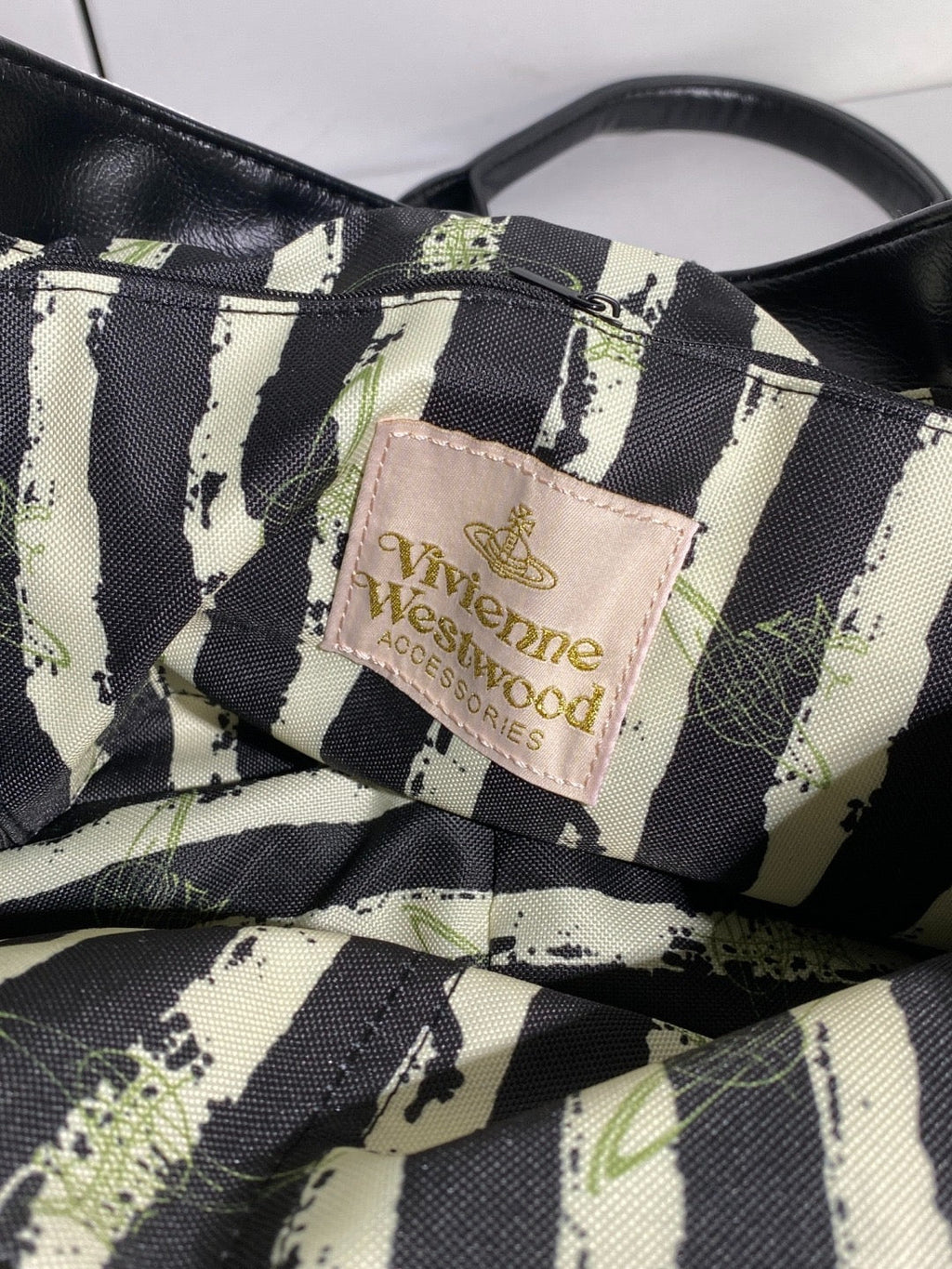 Bolso blanco y negro con logo estampado