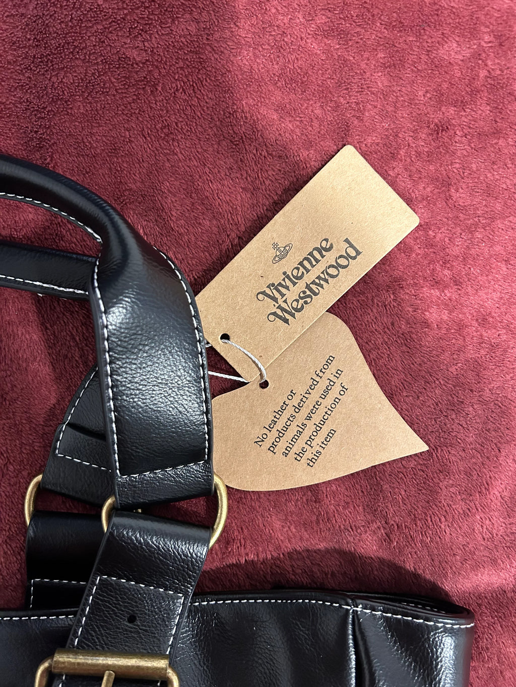 Bolso negro y dorado con logo estampado