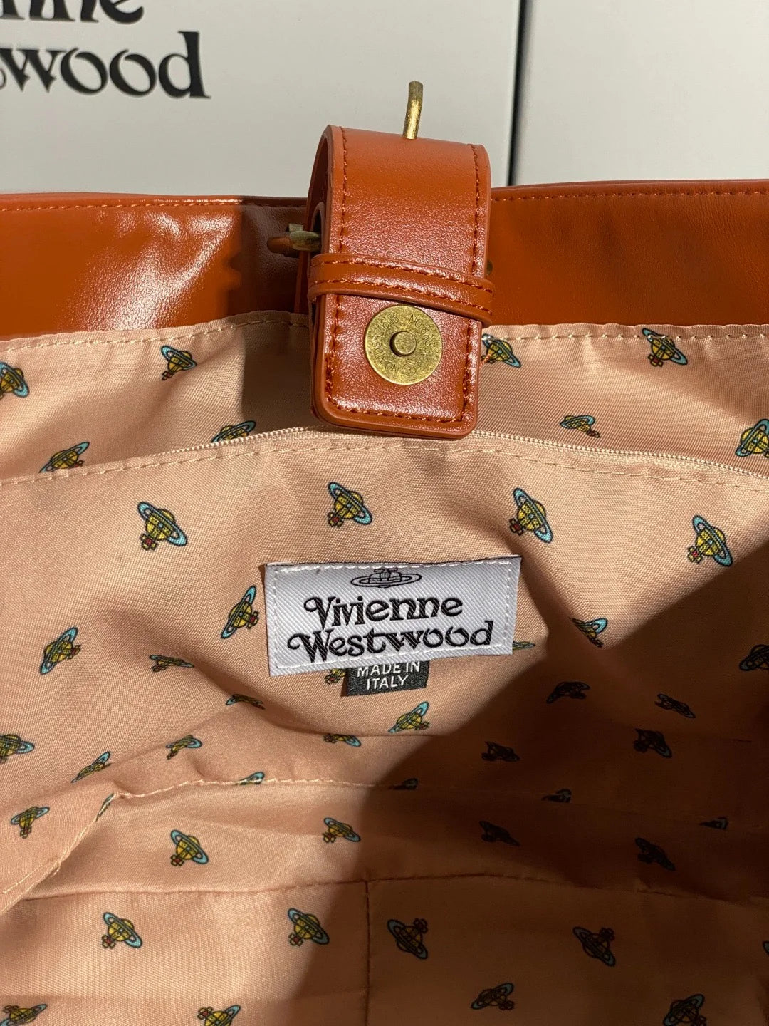 Bolso marrón con logo estampado
