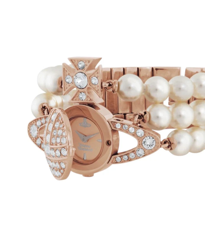 Reloj dorado con orbe de gemas y triple tira de perlas