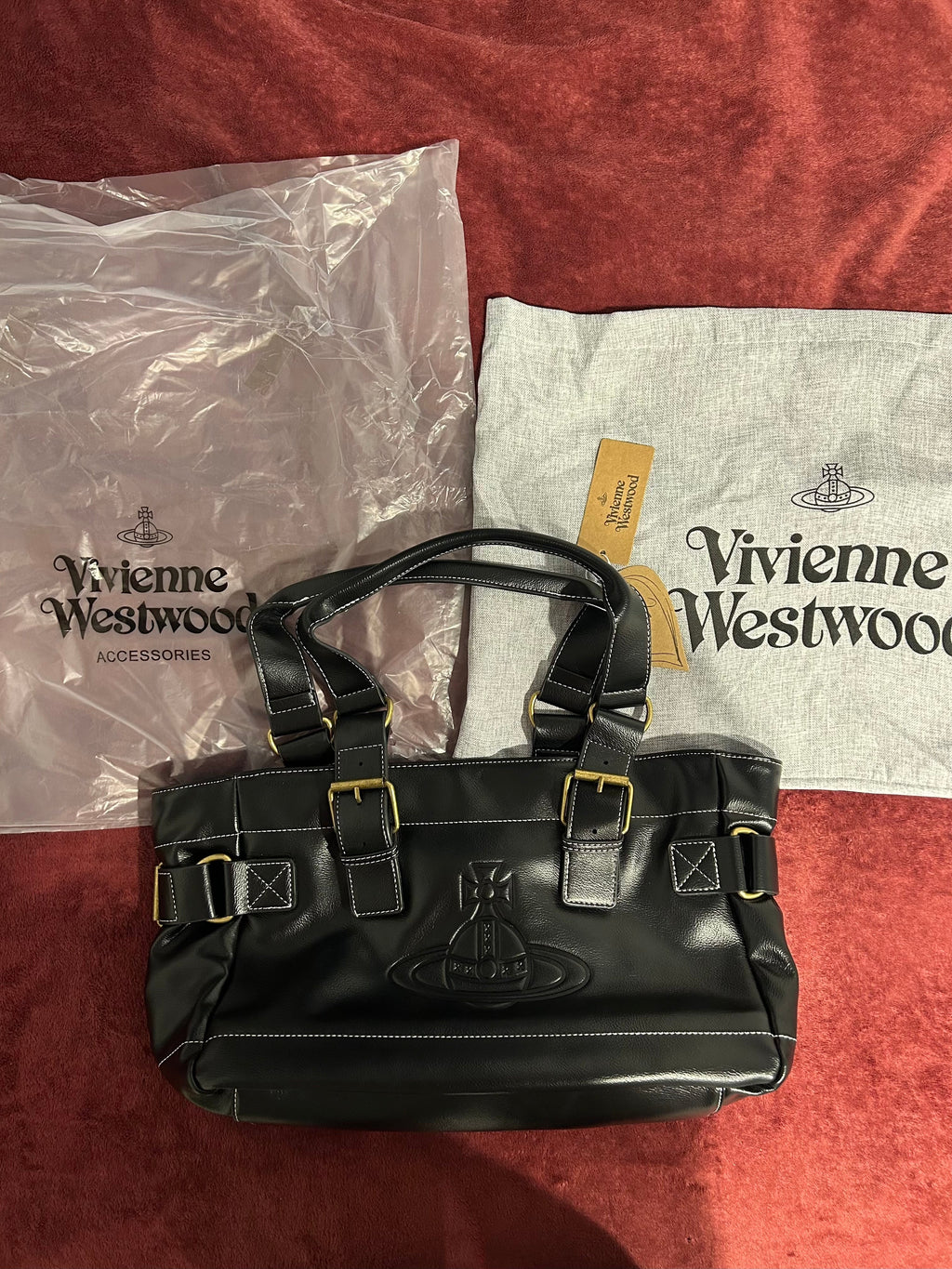 Bolso negro y dorado con logo estampado