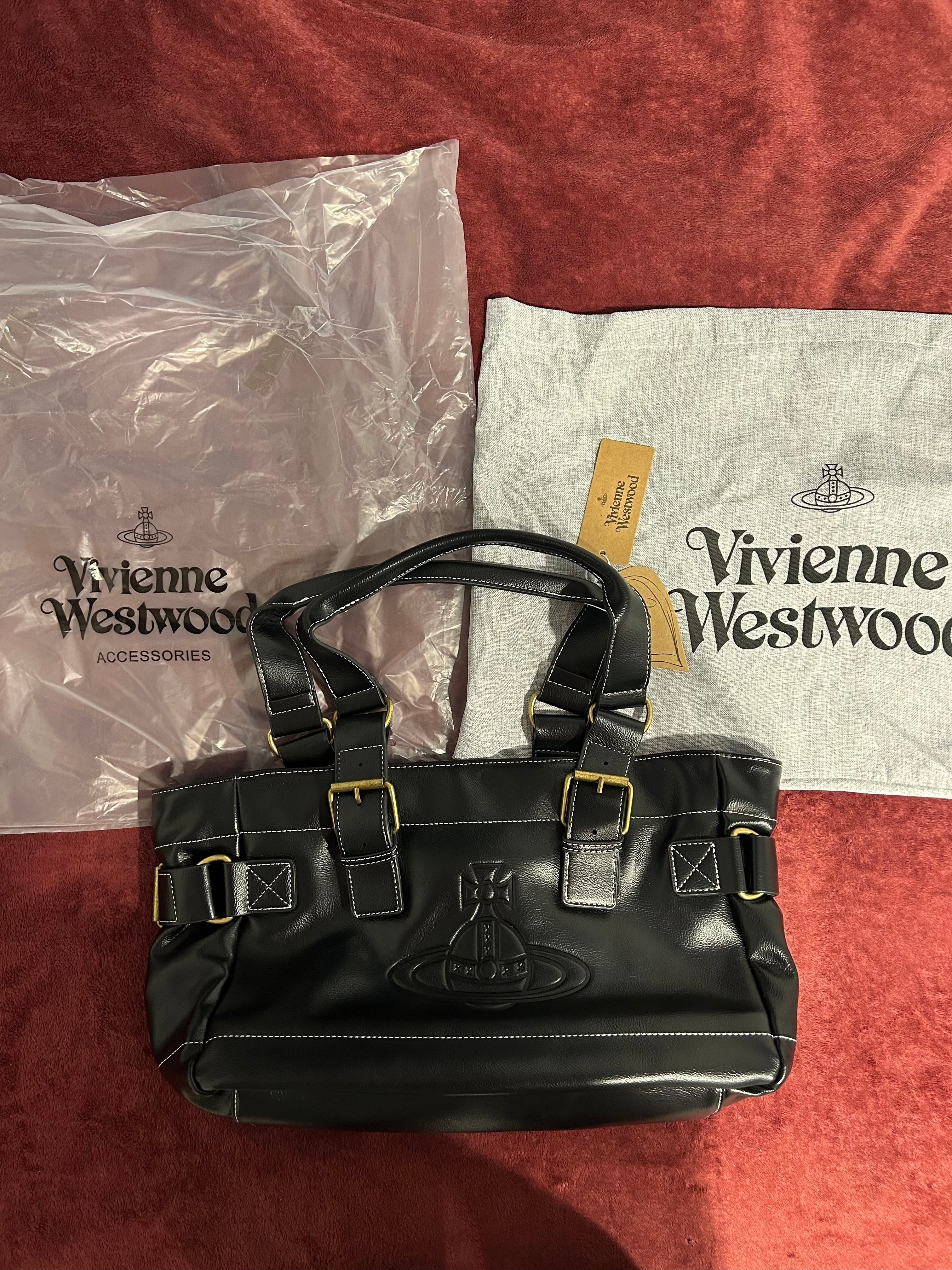 Bolso negro y dorado con logo estampado