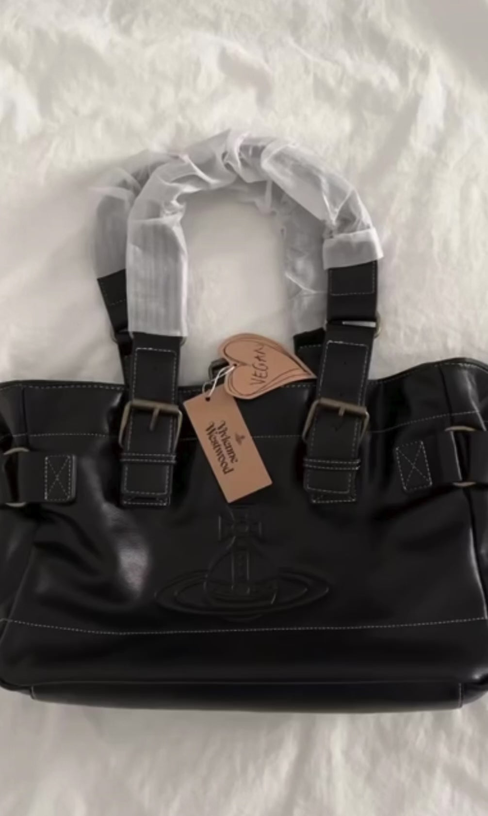 Bolso negro y dorado con logo estampado